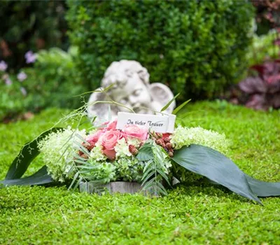 Mit Blumen die richtigen Worte bei der Trauerfeier finden